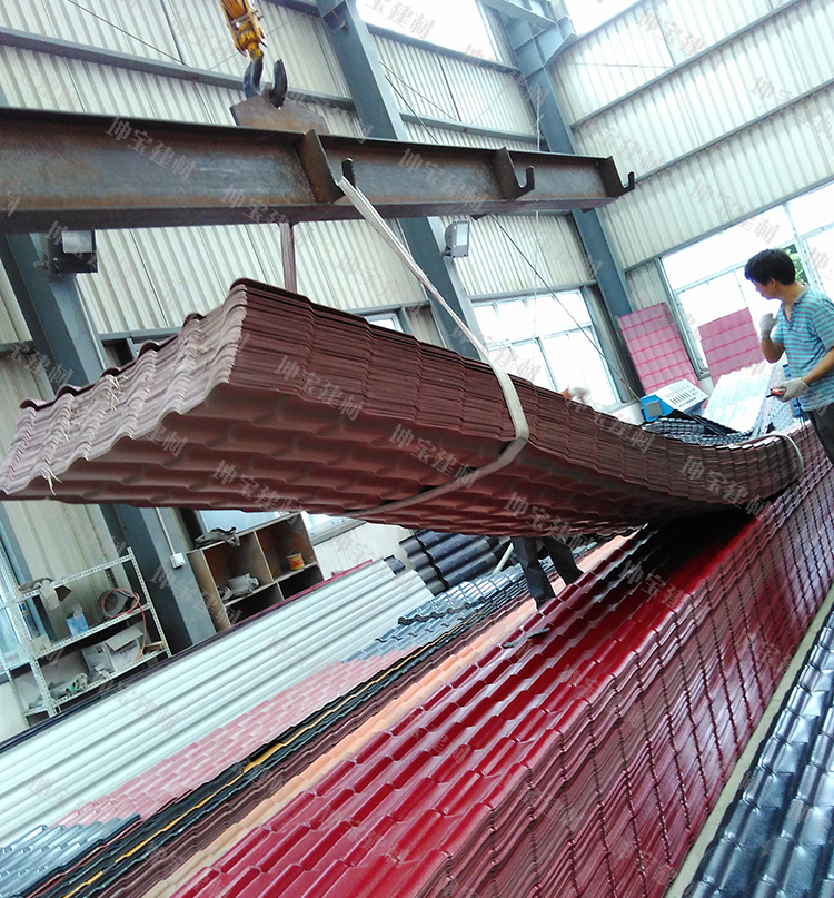 趕制出的樹脂瓦產品正在裝貨發往各地