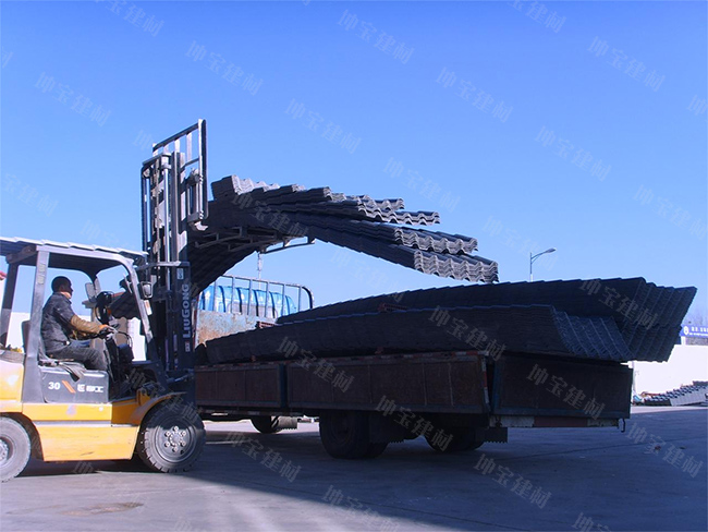 秸稈瓦已裝車(chē)