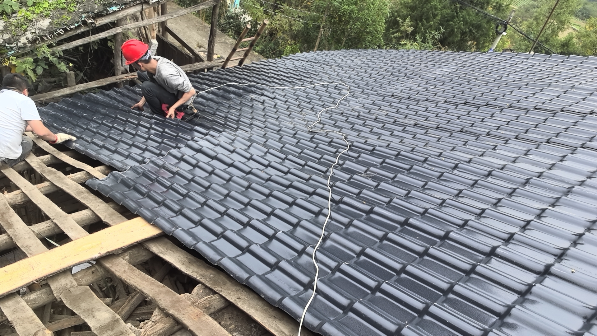 樹(shù)脂瓦施工全流程指南：從選材到驗(yàn)收，避開(kāi)90%的漏水隱患